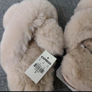 Express broach slippers Size MEDIUM